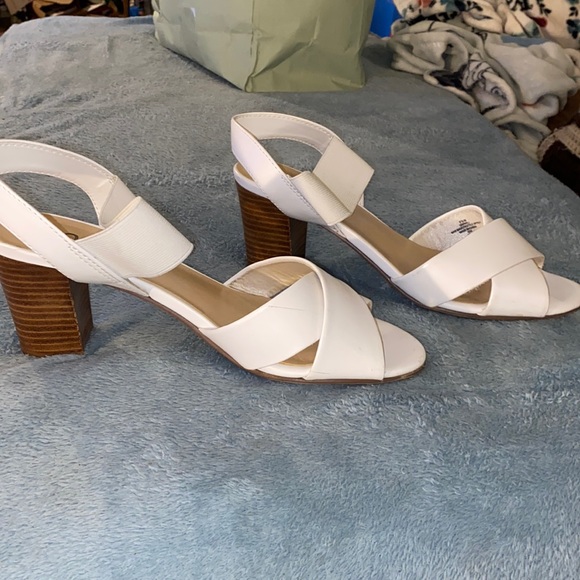 Lightly worn white heels size 9 1/2 - Picture 3 of 7